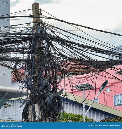 Fios Torcidos Das Linhas Elétricas Caos De Comunicações Urbanas Pacote Do Cabo Imagem De Stock