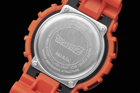 The orange body and watch bands are covered in dragon ball illustrations and graphic elements, including scenes of training and growth of son goku. Casio wypuszcza zegarki G-Shock x Dragon Ball Z
