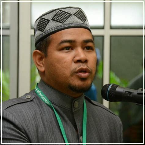 Beliau dinaikkan pangkat sebagai arkitek kanan pada tahun 1994 dan seterusnya menjadi executive architect. Senarai Penuh Barisan Menteri Dan Timbalan Menteri ...
