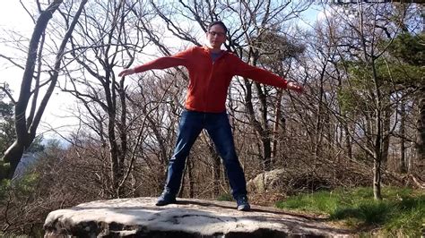 Im vinyasa yoga ist die beanspruchende körperhaltung teil der vier festgesetzten übungen die es in einem fluss zu praktizieren gilt, wenn der lehrer sagt: Yoga-Übungen für Schultern Nacken und Brustkorb - YouTube