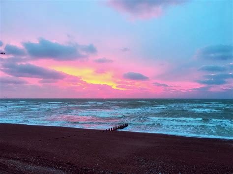 Pink Sky By Raging Waves 🌊 🇬🇧 Before Full Cloud ☁️ And Rain 🌧 Beautiful