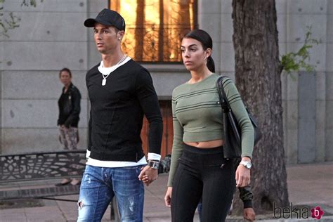 Cristiano Ronaldo Y Georgina Rodríguez Caminando Por Madrid Georgina Rodríguez La Oscense Que