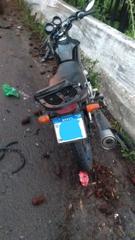 Acidente De Tr Nsito Entre Dois Carro E Moto Deixa Uma Pessoa Ferida Na