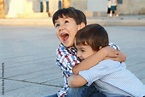 niños felices abrazados al atardecer foto de Stock | Adobe Stock