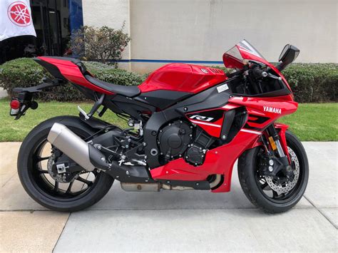 Pads, new tail light design and some exhaust tweaks to further reduce noise and emissions. 야마하 R1 2019 - transportkuu.com