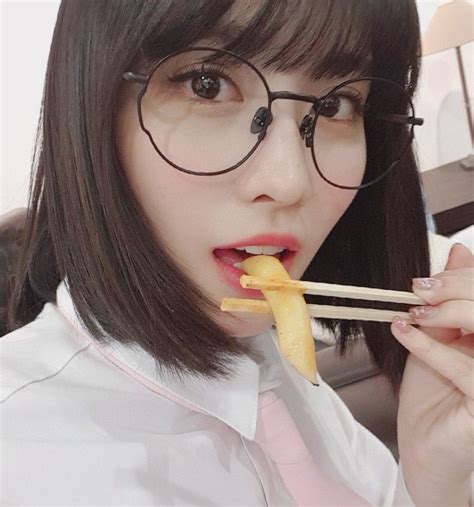 Momo Is Still Beautiful With Glasses Momo Everyone Would Look Pretty If You Wear Glasses