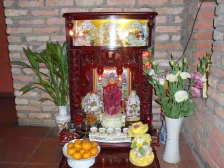 Hương, loa, trầu cau, quả, tiền vàng. Văn khấn Thần Tài Thổ Địa mùng 1 và 15 Hàng Tháng
