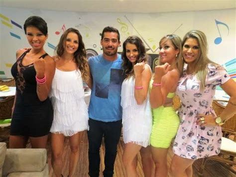 Gêmeas da Playbabe posam com famosos em programa de TV