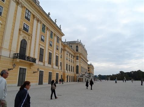 The site owner hides the web page description. 20130928奧地利維也納美泉宮（德語：Schloss Schönbrunn，又音譯作熊布朗宮）是座落在奧地利首都… | Flickr
