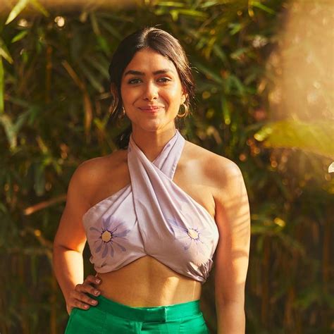 Mrunal Thakur Shows Off Her Curves Looks Super Hot In Sexy Pictures News18