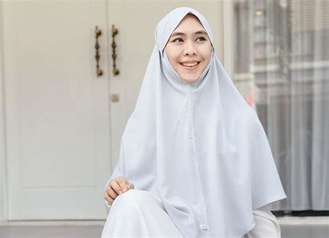 gaya hijab syar i dengan gamis ala oki setiana dewi okezone muslim