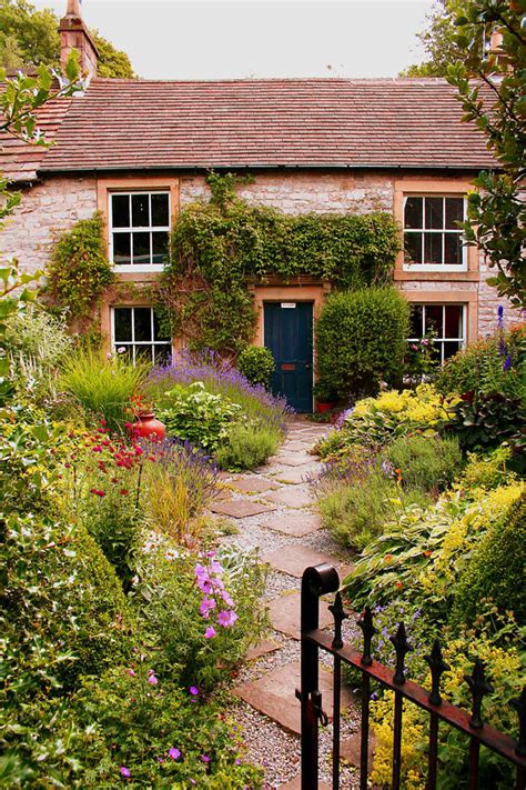 An English Cottage Garden Isnt For Everybody Dengarden