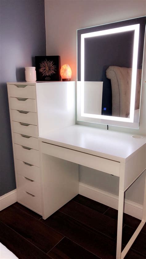 This stylish vanity table with mirror is the perfect addition to your contemporary style bedroom decor. Makeup vanity with lighted mirror! | Decoración de la ...