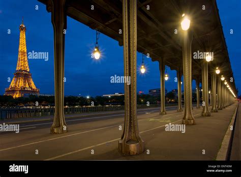 Bir Hakeim Bridge With Eiffel Tower Beyond Paris France Stock Photo