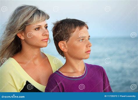 Ragazzo E Giovane Donna Sulla Spiaggia In Sera Fotografia Stock Immagine Di Madre Salute