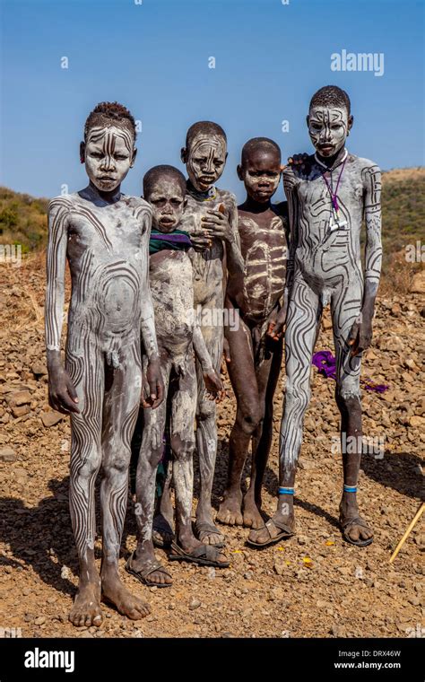 Mursi Jungen Stehen An Den Stra Enrand Das Omo Tal Thiopien