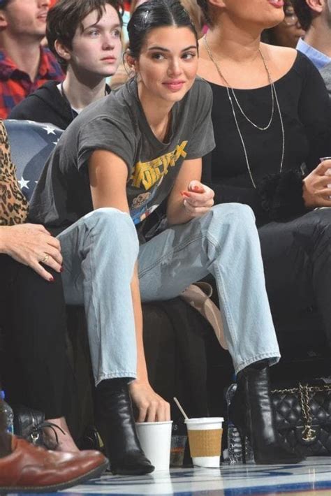 Kendall Jenner Sitting Courtside At A Basketball Game Looks Modelos
