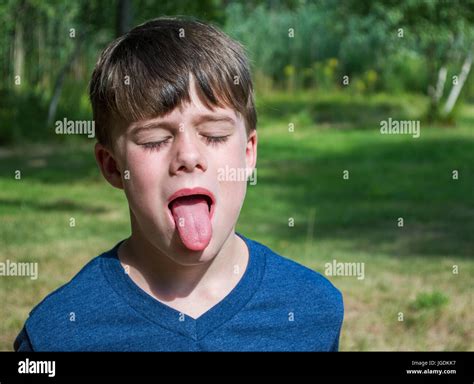 Junge Der Seine Zunge Herausstreckt Stockfotos Und Bilder Kaufen Seite 2 Alamy