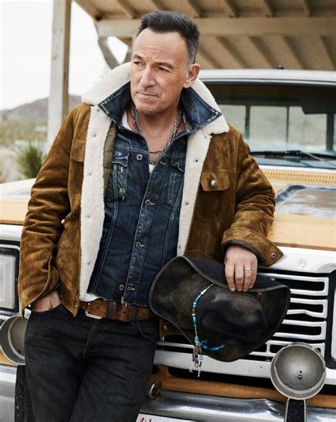 Брюс фре́дерик джо́зеф спри́нгстин — американский певец, автор песен и музыкант. Bruce Springsteen Wears Two Jackets for Western Stars