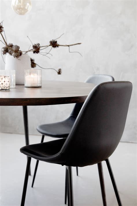 Schriftbild gepolsterter lesestuhl € 581 this expertly made and upholstered schriftbild chair exudes luxury and immediately awakens a pleasantly personal and elegant space. Gepolsterter Stuhl Forms von House Doctor - Schwarz | Made ...