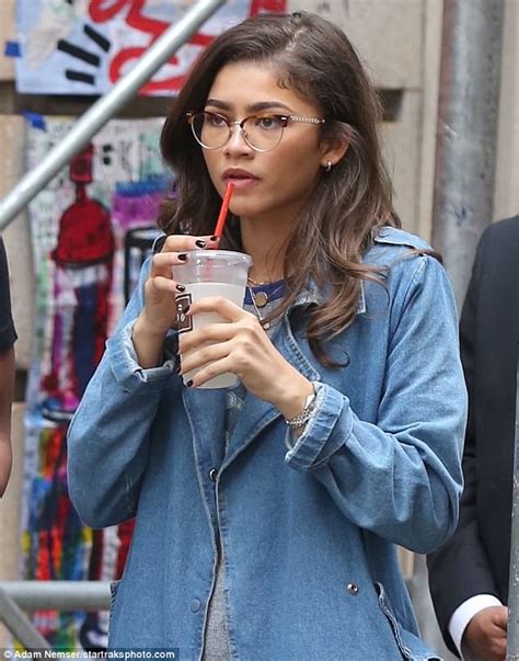 Zendaya Enjoys Pastry And Lemonade In Nyc Daily Mail Online