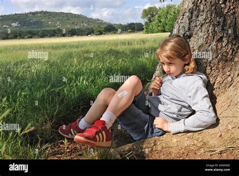 Kleines Mädchen 9 Jahre Denken Sitzen Unter Einem Baum