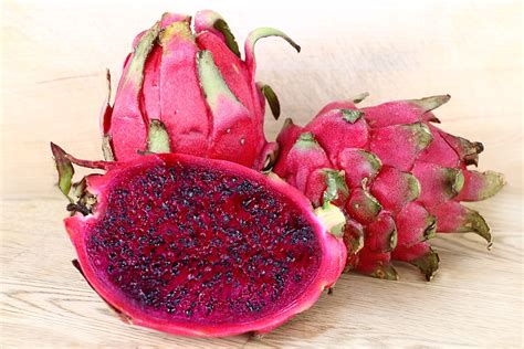 Dragon fruit looks like a soft pineapple with spikes, and can have either pink, red or yellow skin and white or red flesh. BENEFITS OF DRAGON FRUIT: 12 REASONS TO EAT MORE OF THIS ...