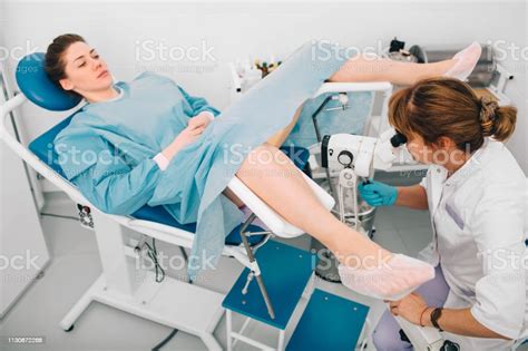 Frau Während Der Untersuchung Durch Einen Gynäkologen Mit Ihrem