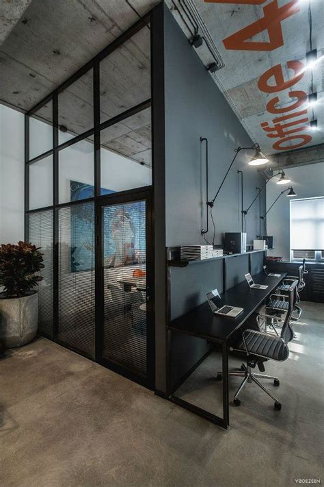 Versatile and trendy, industrial style decor combines different elements and contrasting themes to create a space full of character. Offices with an industrial interior design touch | Modern ...
