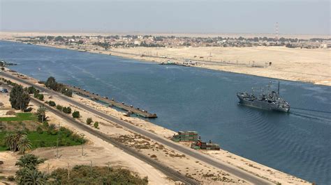 The suez canal—the first artificial waterway connecting the mediterranean sea and the red sea—initially opened in the new suez canal opened in 2015 after just one year of construction. El nuevo "PROYECTO" del "CANAL DE SUEZ" y la influencia de ...