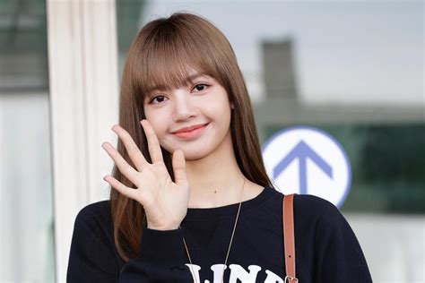 Korean Netizens Say Blackpink Lisa Looks Like A Living Doll In Real