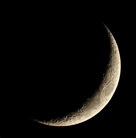 4 Day Old Crescent Moon Explored Moon Astrophotography Hubble