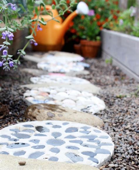 Diy Walkways Cement Stepping Stones Do It Yourself Walkway Ideas