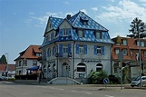Bad Krozingen, das Restaurant "Nepomuk" mit auffälliger Dachdeckung ...