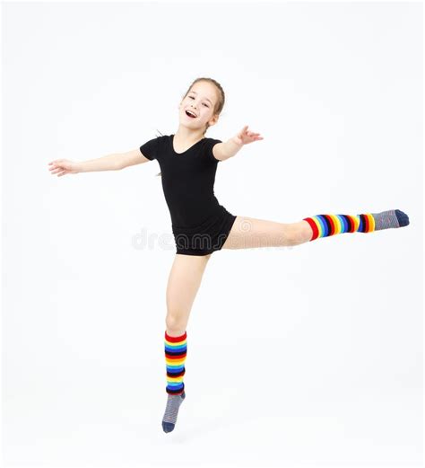 Dünnes Jugendlich Mädchen Das Gymnastiktanz Beim Springen Auf Weiß Tut Stockfoto Bild Von