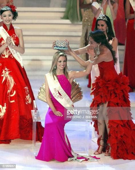 miss world 2002 azra akin of turkey passes the crown to rosanna news photo getty images