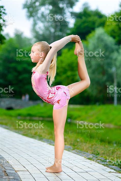 Flexible Little Girl Doing Gymnastics Vertical Split 照片檔及更多 2015年 照片