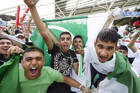 Pakistani Fans Cheer For Their Side