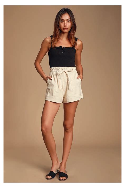 Pin By Dóra Papp On Fashion In 2021 Short Outfits Dressy Shorts Outfits High Waisted Shorts