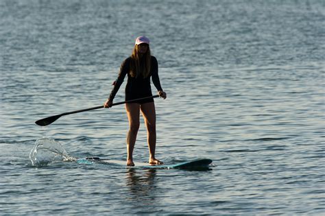 file woman stand up paddle surfing wikipedia