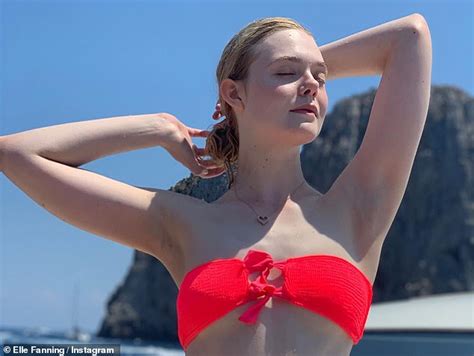 Elle Fanning Stuns In Hot Pink Bikini In Italy Daily Mail Online