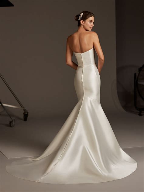 Strapless Mermaid Wedding Dress With Open Back Pronovias Classic Wedding Dress Wedding