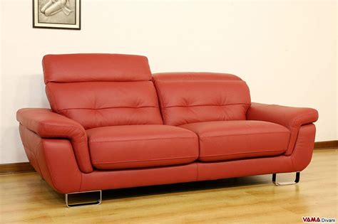 La solida base di legno è questo elenco è per un divano moderno in pelle scamosciata beige ooak. Divano moderno piccolo Surf - VAMA Divani