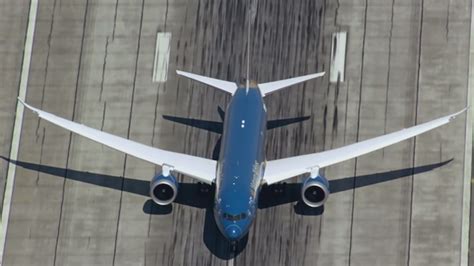 Watch The New Boeing 787 9 Dreamliner Demonstrate A Near Vertical