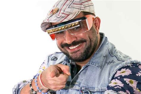 Sei lä, sou artista até o talo! Evandro Santo estreia Eu Com Vocês no Teatro Jaraguá - Flertaí