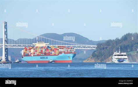 Oakland Ca January Tugboats Assisting Cargo Ship Maersk