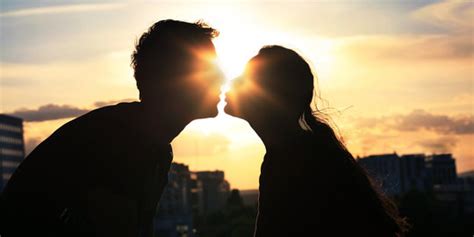 Ini Teknik French Kiss Yang Bikin Wanita Ketagihan