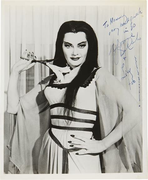 Yvonne De Carlo En La Familia Monster The Munsters Yvonne