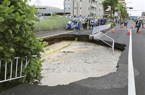 The site owner hides the web page description. 横浜の環状2号線が陥没 縦10メートル、横5メートル、中に水 ...