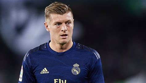 With toni kroos, gareth bale, sascha breese, casemiro. Toni Kroos crea una compañía para jugar en el campo ...